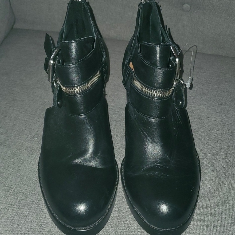 Dolce Vita Edgy Heeled Booties Black Size 7.5 Shoes Silver Buckle Zipper Accents
